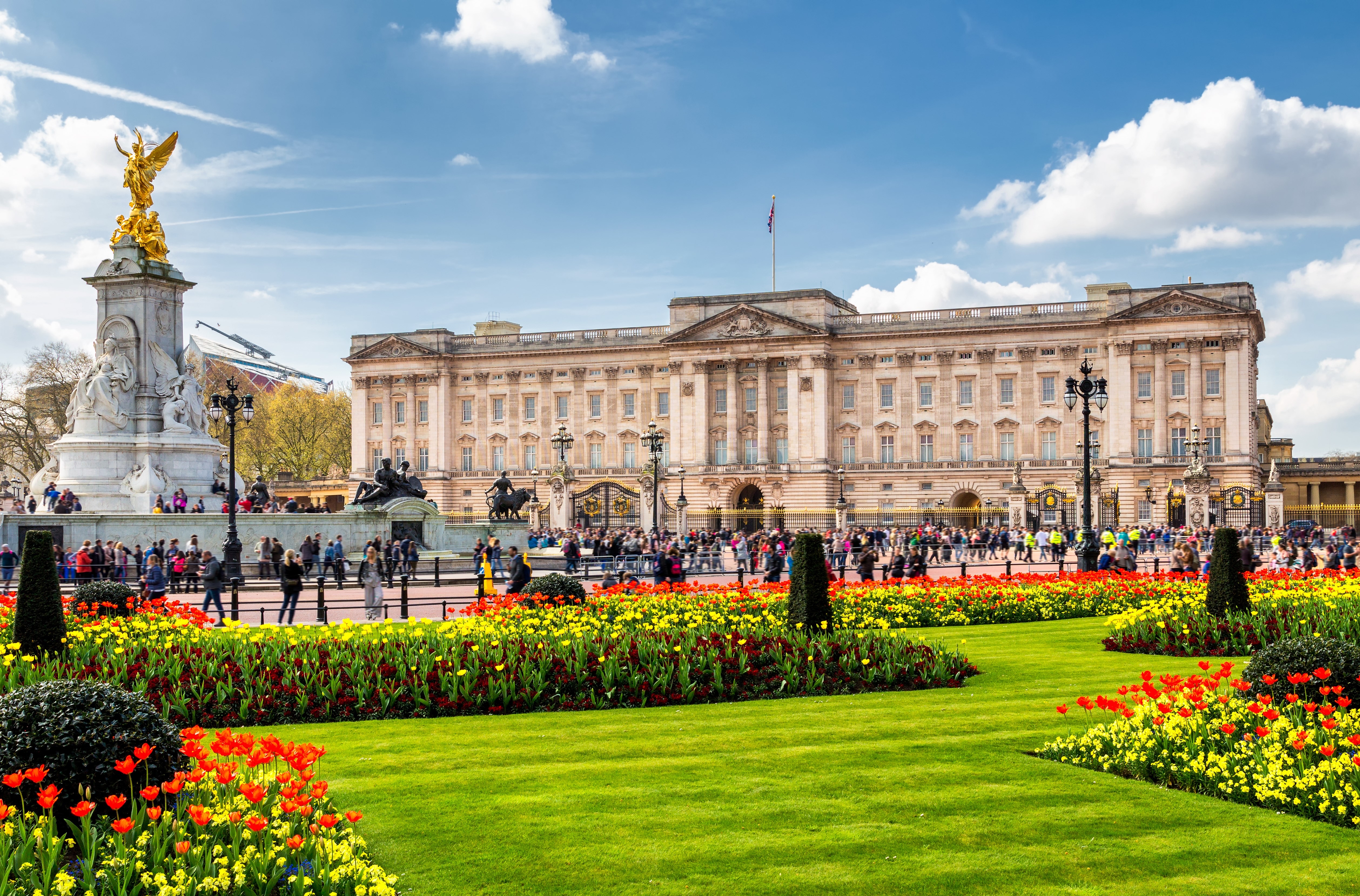 Buckingham Palace and Victoria Memorial at spring time.